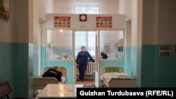 Мындагы бейтаптардын саны күзүндѳ жана жазында көбөйөт. Акыл оорусунун көбөйүшүнө ишсиздик, коомдук абал тынч эмес учурлар себеп болот. Адистер айрыкча козголоңдуу учурда, революция болгондо психикалык оорулардын жеңил түрлөрү арбып кетээрин айтышат.