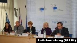 На брифінгу в Домі Європи, Братислава, квітень 2014 року