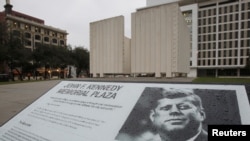 Мэмарыяльны пляц Джона Кенэдзі ў Даласе, штат Тэхас, 22 лістапада 2013 году