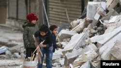 Алеппонун козголоңчулар колундагы ал-Шаар районунда жүргөн балдар. 17-ноябрь, 2016-жыл.