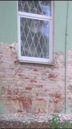 Следы краски под отвалившейся штукатуркой