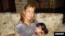 Юкиэ Мокуо кызын эмчек сүтү менен бакканын айтты.