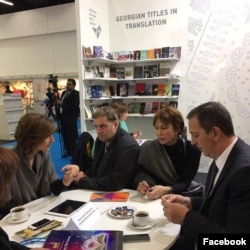 Gürcüstanın Mədəniyyət Naziri Mikhail Giorgiadze və Medea Metreveli Frankfurt kitab yarmarkasında alman naşirlərlə görüşür.