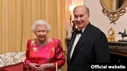 Зиёфати Маликаи Бритониё Елизавета ба истиқболи раҳбари исмоилиҳои ҷаҳон Шоҳкарим Оғохони Чаҳорум дар қасри Виндзор. 8 марти соли ҷорӣ