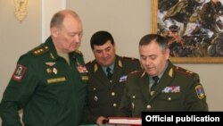 Russia -- Colonel-General Alexander Dvornikov (L), commander of Russia's Southern Military District, meets with Lieutenant-General Artak Davtian (R), the Amrenian army chief of staff, April 19, 2019.