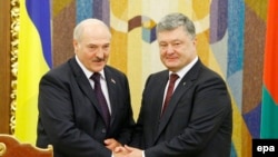 Президенттер Александр Лукашенко жана Петро Порошенко Киевде жолукканда. 21.7.2017.