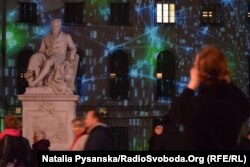 Пам'ятник Александру фон Гумбольдту перед Берлінським університетом на центральній вулиці Унтер-дер-Лінден теж був об’єктом інсталяції