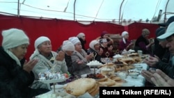 Чтение слов Корана перед асом. Аул Тенге, 9 декабря 2012 года.