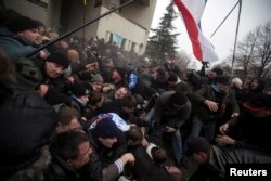 На демонстрации пророссийских активистов и крымских татар у парламента Крыма. Симферополь, 26 февраля 2014 года.