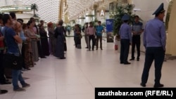 Russiýa işlemäge baran türkmenistanlylaryň Moskwanyň Ukrainadaky urşuna hakyna tutma bolup gatnaşýandygy baradaky maglumatlaryň arasynda, türkmen häkimiýetleri dürli bahanalar bilen Russiýa barýan raýatlaryň öňüni baglap başladylar.