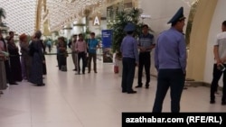 Türkmenistanyň daşyna çykmak kynçylygyna duçar bolýanlaryň ençemesi daşary ýurtlarda ýaşaýan, zähmet çekýän ýa-da okaýan raýatlar.