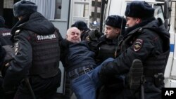 Москвадагы акция учурунда бир нече адам кармалды. 10-март, 2019-жыл.