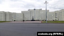 Будынак, над якім лунаў бел-чырвона-белы сьцяг