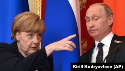 Германиянын канцлери Ангела Меркел Орусиянын президенти Владимир Путин менен Кремлде. 10-май, 2015-жыл.