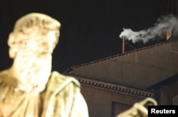 Білий дим над Сікстинською капелою в 2013 році, коли обирали папу Франциска (архівне фото)