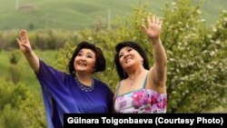 Ырчы Гүлнара Тойгонбаева жана обончу Жамила Муратова, 9-май 2013-ж.