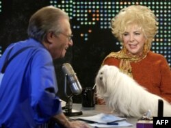 Ларри Кинг даңазалуу кино жана театр өнөрпозу Элизабет Тейлор менен. Лос-Анжелес. 2003-жылдын 3-февралы.