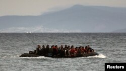 مهاجرین با تقبل دشواری های فراوان تلاش می کنند تا خود را به کشور های اروپایی و امریکایی برسانند. این تازه واردین برای مدتی به همکاری نیاز دارند که افرادی چون فهیم ځاځيدر برخی از موارد کمک می کنند