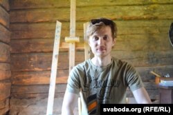 Андрэй Рогач ў майстэрні (в. Вайнідзяняты)