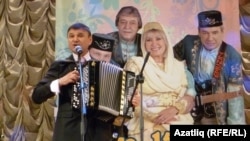 Габделхак Ахунҗанов баянда уйнап җырлый