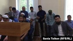 Исрафил Баги (справа) на суде в Актау. 29 июня 2017 года.