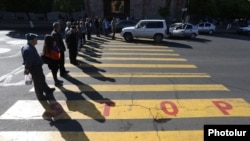 Сторонники оппозиции перекрыли движение на улице в Ереване. 2 мая 2018 года.