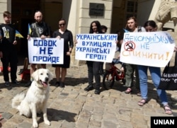 Учасники акції «Совок не пройде» проти ініціативи харківського мера Геннадія Кернеса повернути в Харкові проспекту Петра Григоренка його стару назву на честь радянського маршала Жукова. Львів, 19 травня 2019 року