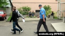 З суда на суткі вядуць Зьмітра Крамянецкага.