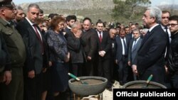 Հայաստան – Նախագահ Սերժ Սարգսյանը մասնակցում է զոհված հետախույզ-գնդացրորդ Սասուն Մկրտչյանի հուղարկավորությանը, «Եռաբլուր» պանթեոն, 5-ը ապրիլի, 2016թ․