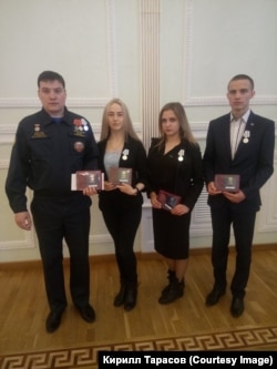 Артур Покатилов (крайний слева) с ребятами из своего поисково-спасательного отряда после награждения.