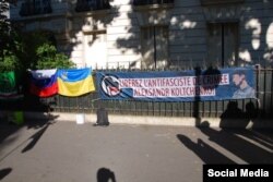 Паркан посольства Росії у Франції з плакатом на підтримку в'язнів Кремля, червень 2015 року