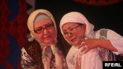 "Аста-секин колукту" музыкалык комедиясынан. 1-апрель, 2009-жыл.