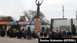 Ыңкылапка катышып, кийин каза болгон маркумдарга багыштап куран окуган эл. Жалал-Абад. Эркиндик аянты. 24-март, 2018-жыл