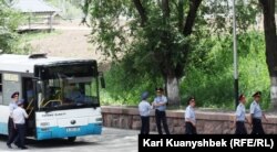 Полицейские выходят из автобуса недалеко от места митинга Несогласных. Алматы, 2 июня 2012 года.