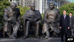 Памятник "большой тройке" (Черчилль, Рузвельт, Сталин) в Крыму, на месте проведения Ялтинской конференции 1945 года