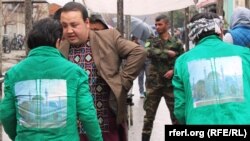 تلاشی افرایکه بخاطر تجلیل جشن نوروز به زیارت سخی میایند.