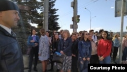 Миләүшә Хәбетдинова (уртада) студентлар белән Тукай һәйкәленә чәчәк салу чарасына кертелми тора