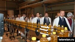 Хань Чанфуга Татарстан хөкүмәте башлыгы Алексей Песошин "Казан майэкстрад җитештерү ширкәте"н күрсәтә