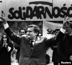Лідэр «Салідарнасьці» Лех Валэнса падчас выбарчай кампаніі ў траўні 1989 году
