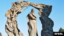 Гусейн Жавиддин Бакы шаарындагы айкели.