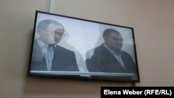 Бывший аким Карагандинской области Бауржан Абдишев (слева) на скамье подсудимых по делу о коррупции. Караганда, 10 августа 2015 года.