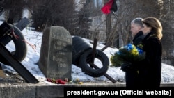 Президент України Петро Порошенко з дружиною Мариною Порошенко вшановують пам'ять Сергія Нігояна, першого загиблого учасника Революції гідності. Київ, 22 січня 2019 року