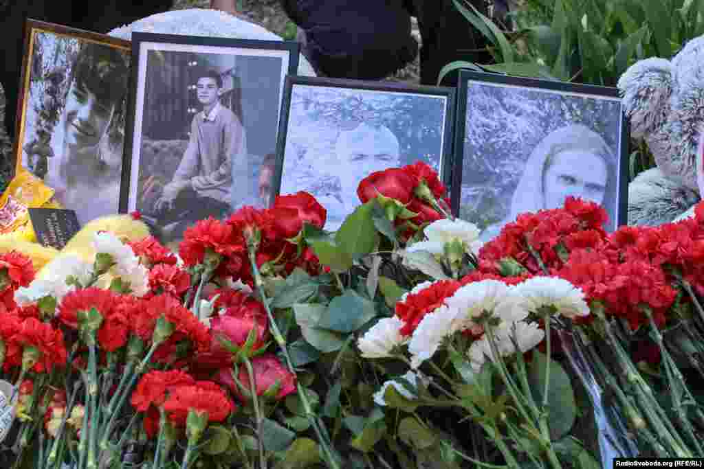 Фото загиблого хлопця та його батьків на місці трагедії