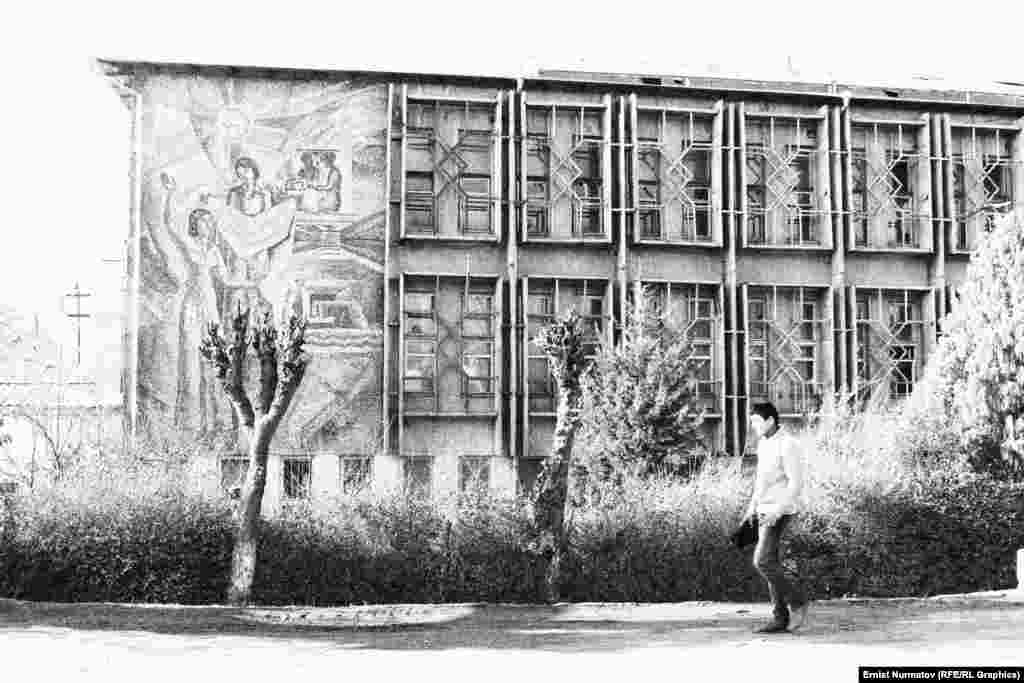 Здание швейного цеха завода по переработке хлопка &laquo;Ош-Текстиль&raquo;, построено в 1960 году. Завод до сих пор выпускает швейную продукцию. Оборудования не много, как и раньше. Только теперь это частное производство.&nbsp;