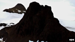 Связь между изменением климата и национальной безопасностью США рассматривается через призму утраты многими миллионами людей способности мирно сосуществовать при таких бедствиях, как засухи, голод или наводнения