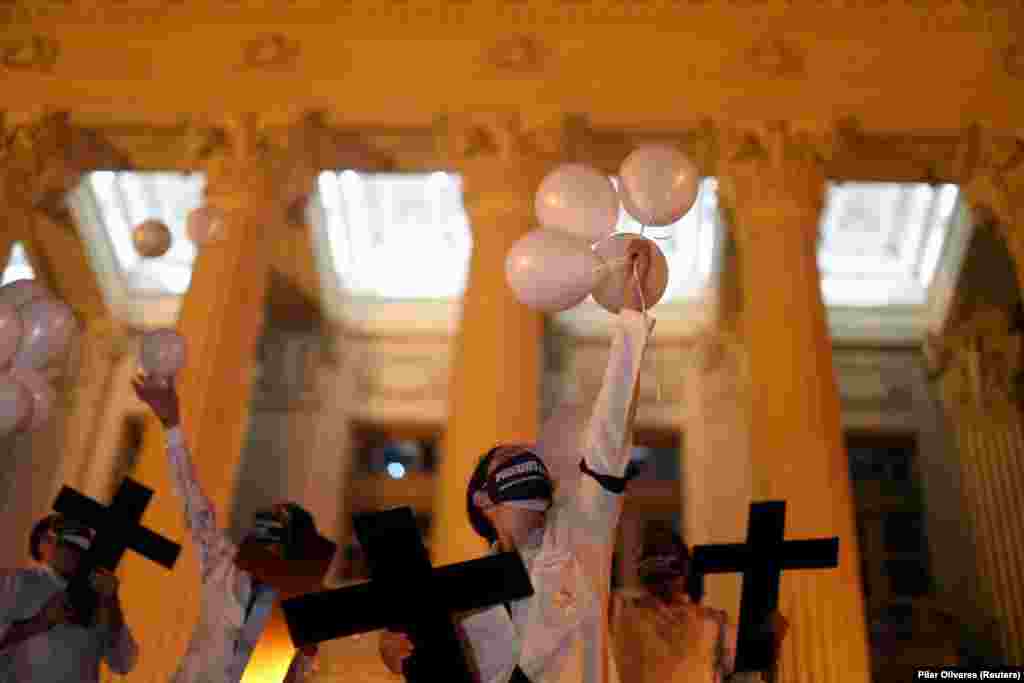 У Ріо-де-Жанейро місцеві лікарі провели акцію пам&#39;яті за загиблими від коронавірусу колегами