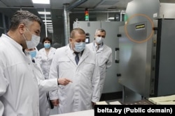 Індустрыяльная печ нямецкай кампаніі «Nabertherm GmbH» у цаху віцебскага радыёзавода «Маналіт» на фатаздымку апублікованым у лістападзе 2020 года падчыс наведваньня прадпрыемства тагачасным памочнікам Аляксандра Лукашэнкі па Віцебскай вобласьці Анатолем Ліневічам.