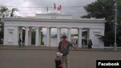 Максим Полупанов із сином в окупованому Криму. З особистого архіву Полупанова