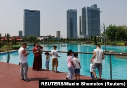 Ташкенттегі орталық саябақтардың бірінде серуендеп жүрген адамдар. Өзбекстан, 11 маусым, 2025 жыл.