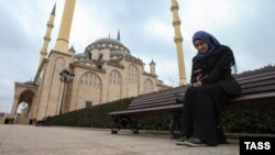 Соьлжа-ГIалара маьждигна хьалха хьиджаб йоьхна йоI, гайтаман сурт
